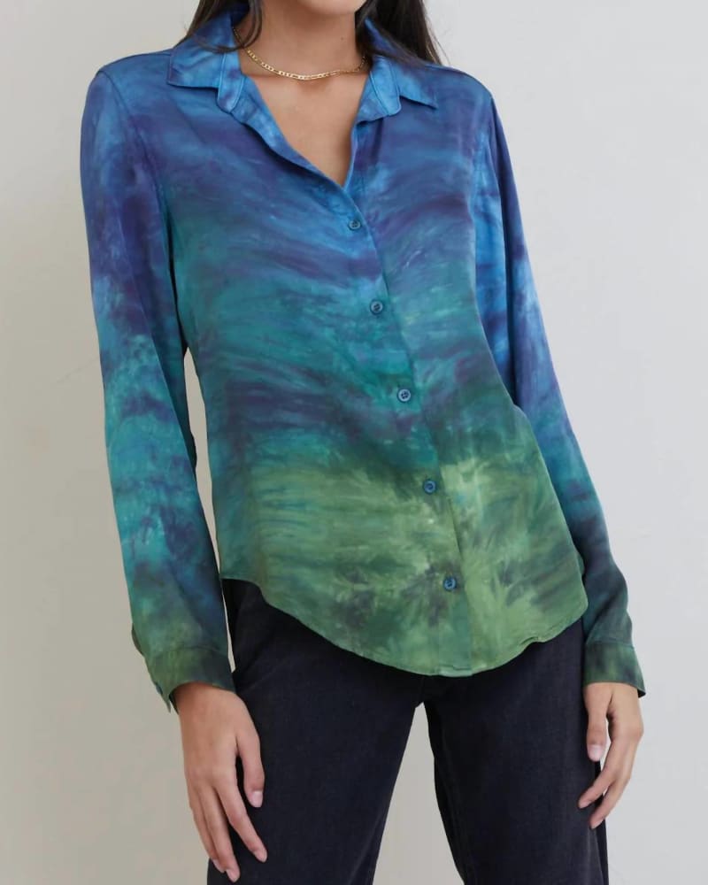 Front of a model wearing a size L Abbot Button Down Shirt in Navy Ink in Navy Ink by Bella Dahl. | dia_product_style_image_id:332335
